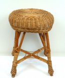 proutěný taburet